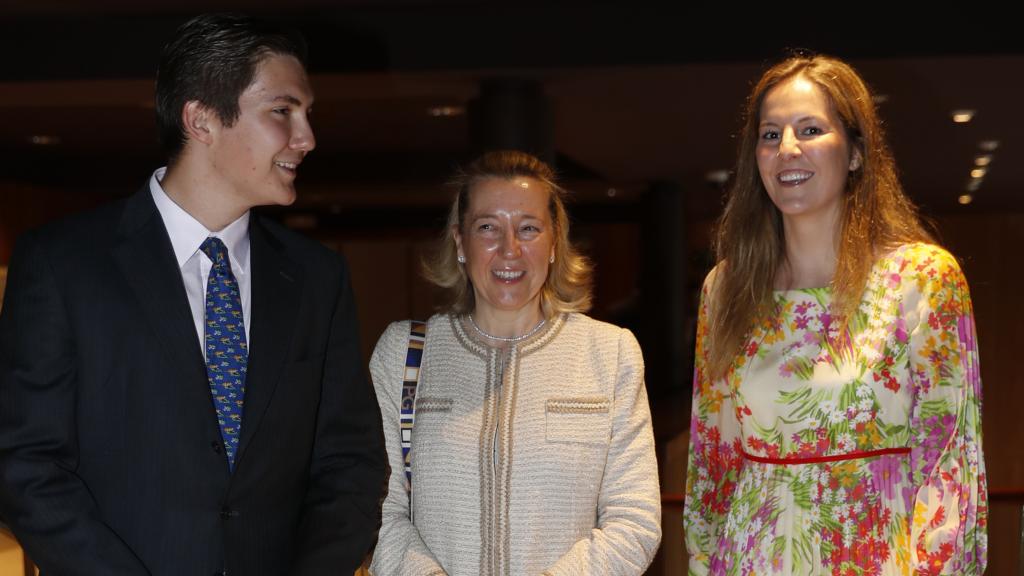 Pedro Pablo López-Quesada junto a su madre, Cristina de Borbón Dos-Sicilias y su hermana mayor, Victoria, en la exposición Acuarelas de Colores en Madrid.