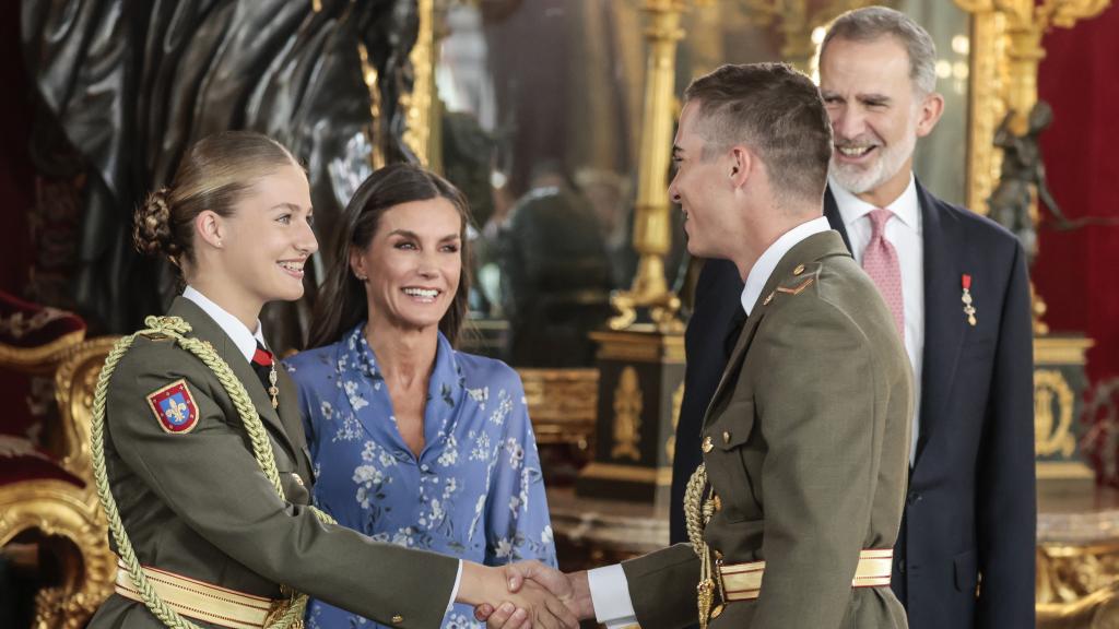 Los Reyes y Leonor saludando al amigo cadete de la heredera.
