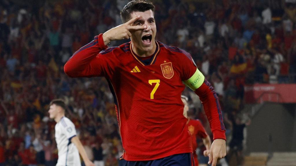 Álvaro Morata celebra su gol con la Selección frente a Escocia.