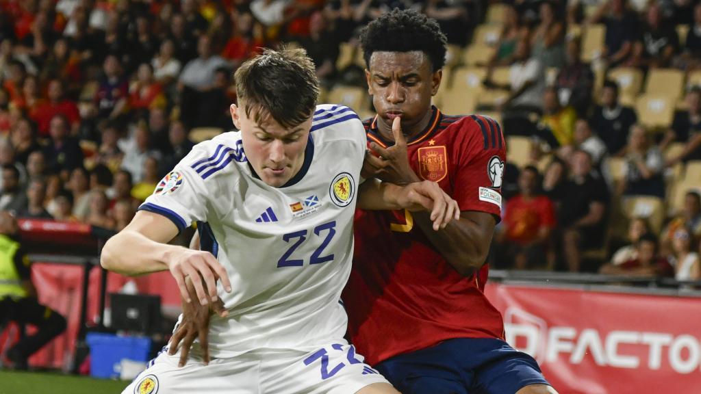 Alejandro Balde disputa un balón con Nathan Patterson durante el España - Escocia.
