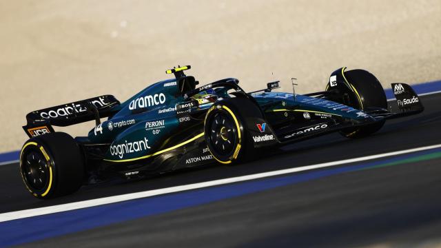 El Aston Martin con sus patrocinadores