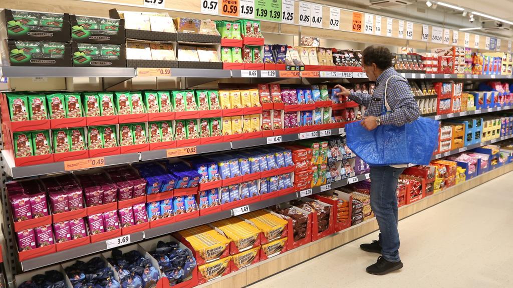 Un hombre compra en un supermercado de Toledo.