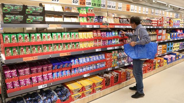 Un hombre compra en un supermercado de Toledo.
