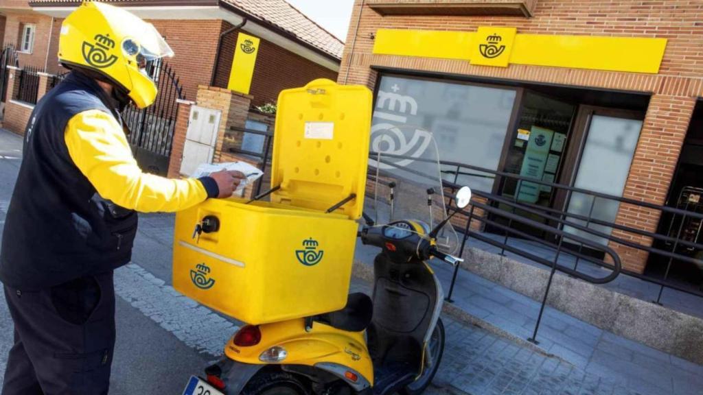 Imagen de archivo de un repartidor de Correos.