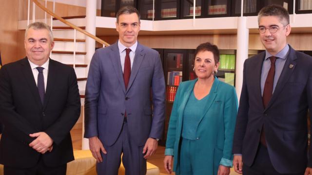 El secretario de Organización del Partido Socialista, Santos Cerdán y el presidente del Gobierno en funciones, Pedro Sánchez, reciben a la portavoz de EH Bildu en el Congreso de los Diputados, Mertxe Aizpurua y al senador de EH Bildu Gorka Elejabarrieta.