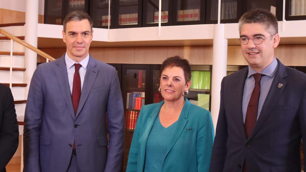El secretario de Organización del Partido Socialista, Santos Cerdán y el presidente del Gobierno en funciones, Pedro Sánchez, reciben a la portavoz de EH Bildu en el Congreso de los Diputados, Mertxe Aizpurua y al senador de EH Bildu Gorka Elejabarrieta.