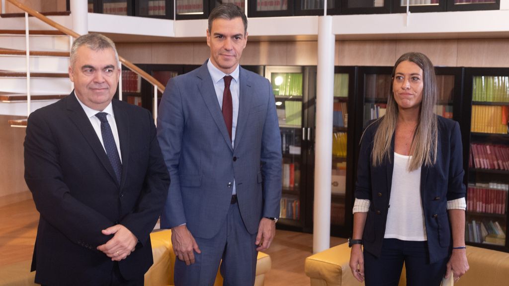 El secretario de Organización del Partido Socialista, Santos Cerdán y el presidente del Gobierno en funciones, Pedro Sánchez, reciben a la diputada de Junts, Miriam Nogueras.