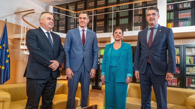 El secretario de Organización del PSOE, Santos Cerdán, el presidente del Gobierno, Pedro Sánchez, la portavoz de EH Bildu, Mertxe Aizpurua, y el senador Gorka Elejabarrieta, este viernes en el Congreso.