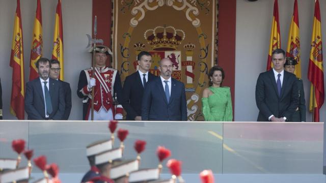 Pedro Sánchez en la tribuna de autoridades durante el desfile, junto al presidente del Senado, Pedro Rollán, y la ministra Raquel Sánchez.