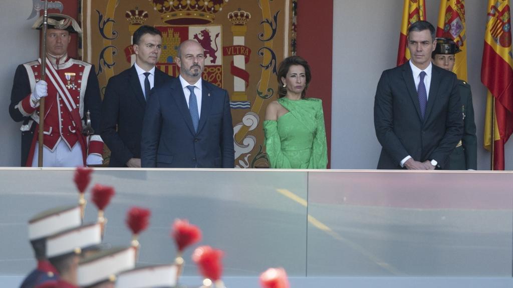 Pedro Sánchez en la tribuna de autoridades durante el desfile, junto al presidente del Senado, Pedro Rollán, y la ministra Raquel Sánchez.