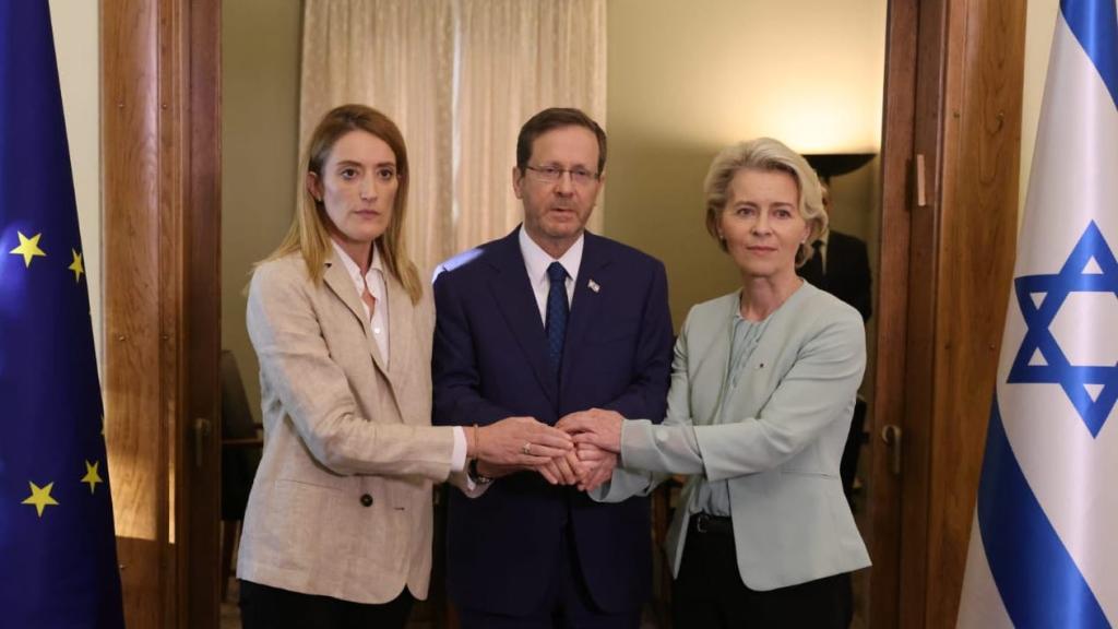 El presidente de Israel, Isaac Herzog, entre Roberta Metsola, presidenta del Parlamento Europeo, y Ursula von der Leyen, presidenta de la Comisión.
