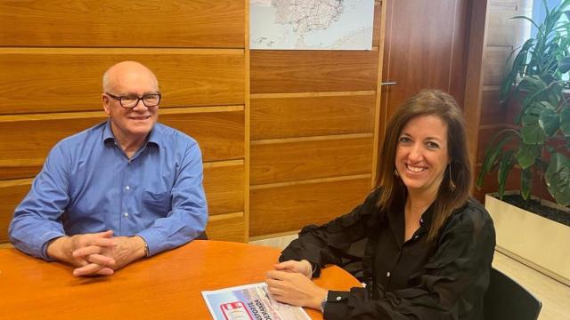 La directora general de Transportes y Logística de Castilla y León, Laura Paredes, y su homólogo valenciano, Manuel Ríos, durante una reunión.