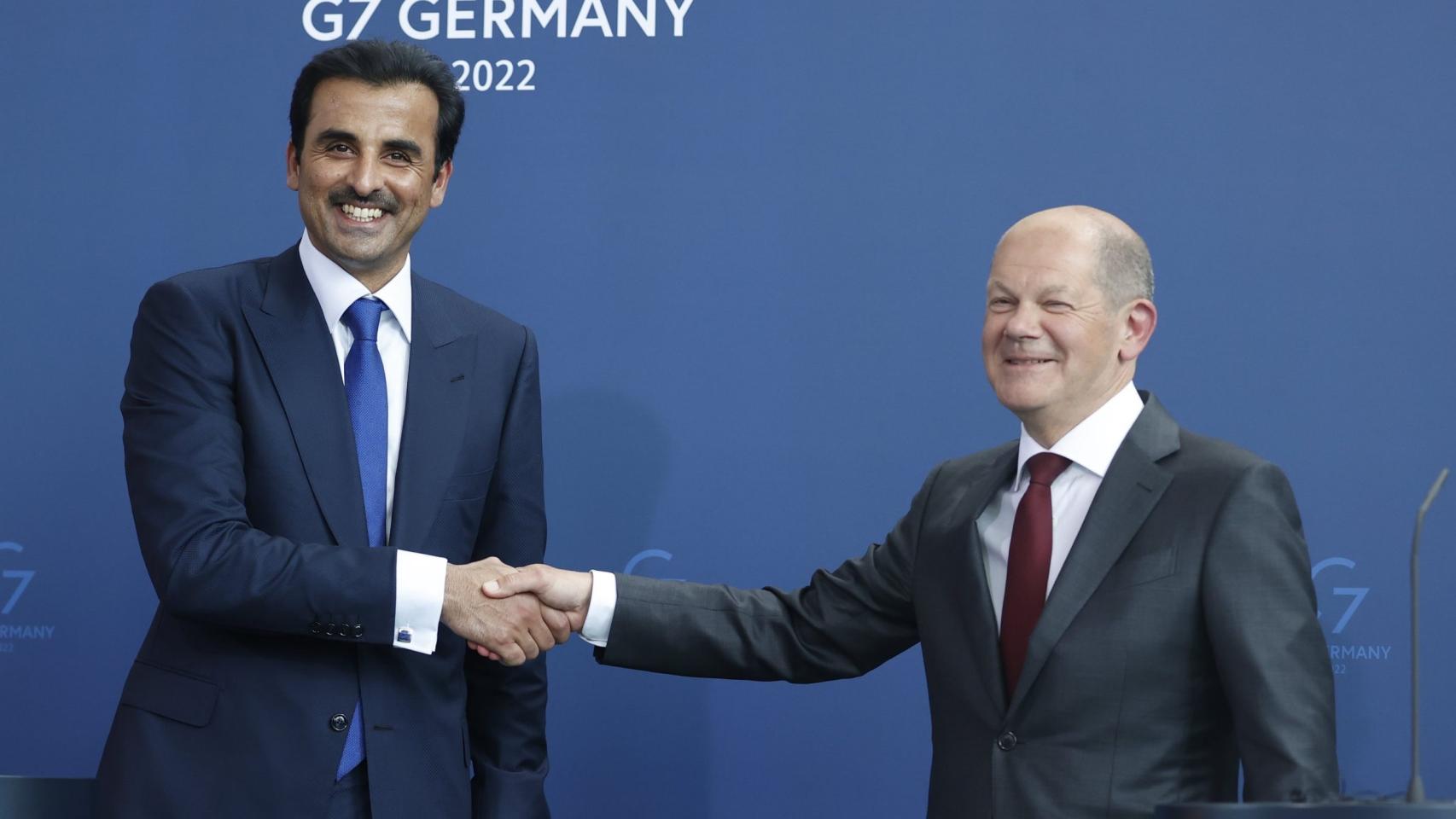 El emir de Qatar, Tamim bin Hamad Al Thani, y el canciller alemán, Olaf Scholz.