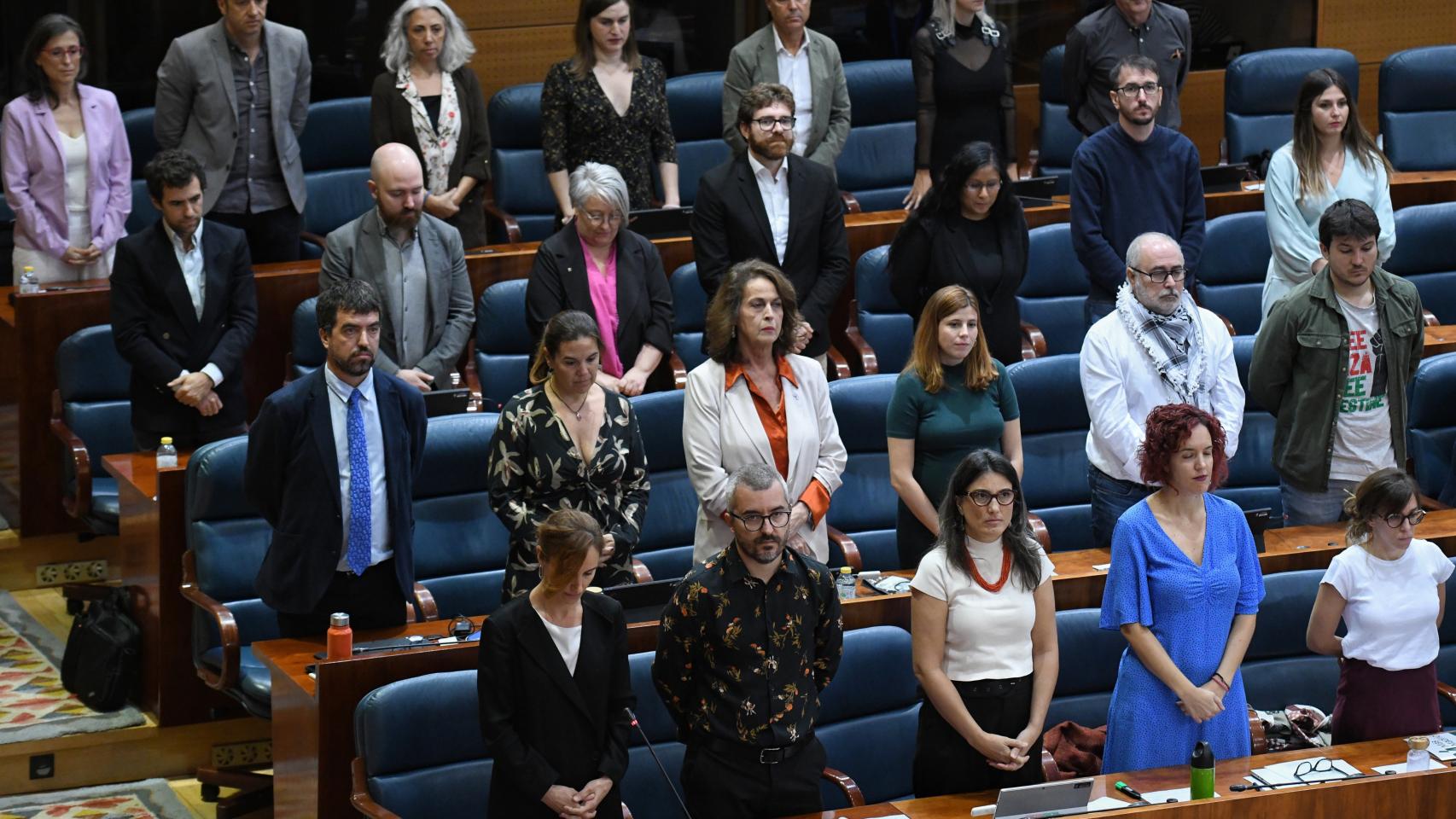 La bancada de Más Madrid guarda un minuto de silencio por la víctimas de Palestina.