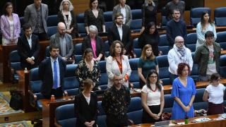 La bancada de Más Madrid guarda un minuto de silencio por la víctimas de Palestina.
