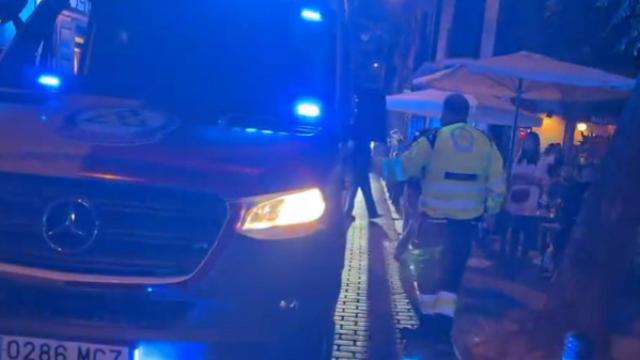 El Samur atendiendo a un joven en la plaza del Dos de Mayo de Madrid.