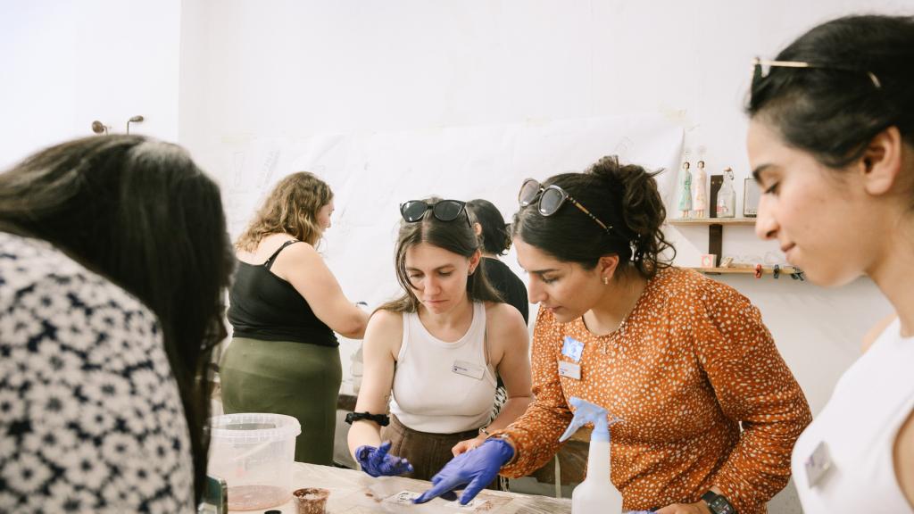 Sanna Azikzi, tercera a la izqda., junto a sus compañeras de la 'Summer School' de 2023.