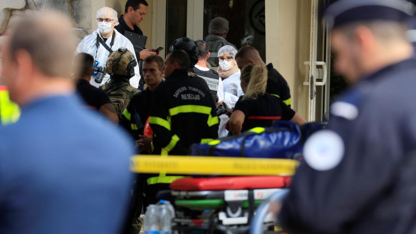 Médicos y agentes policiales en las puertas del instituto de Arras, en Francia, donde ha ocurrido el ataque.