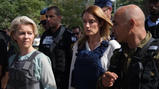 Ursula Von der Leyen (i) y Roberta Metsola (d) durante su visita al kibutz de Kfar Aza.