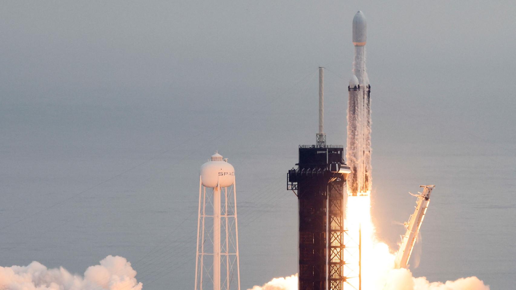 Lanzamiento del cohete Falcon Heavy con la sonda Psyche en su interior