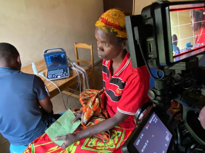Una mujer a punto de hacerse una ecografía en el centro materno-infantil de Ndava, Burundi.