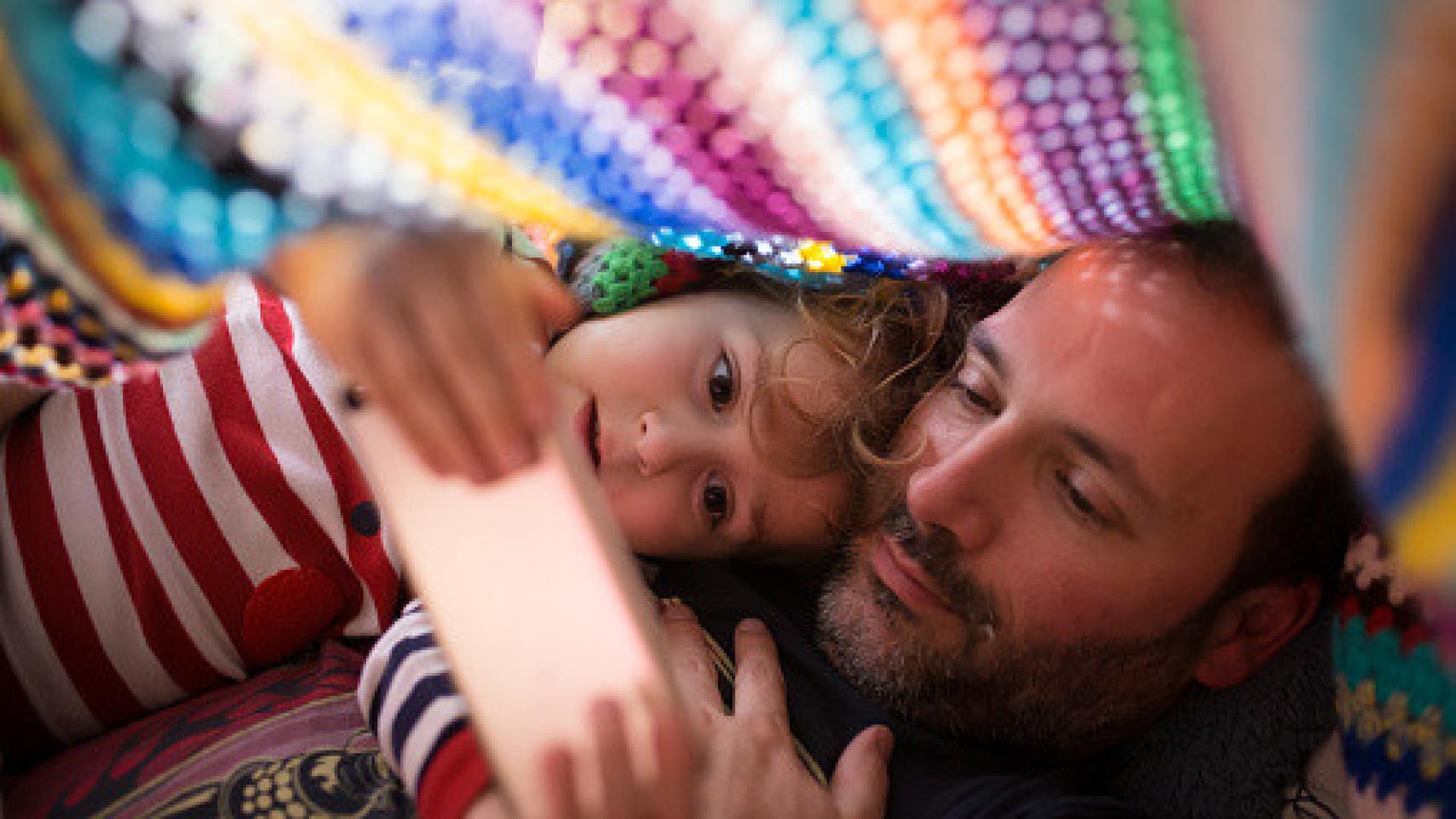 Imagen de un padre jugando con su hijo.