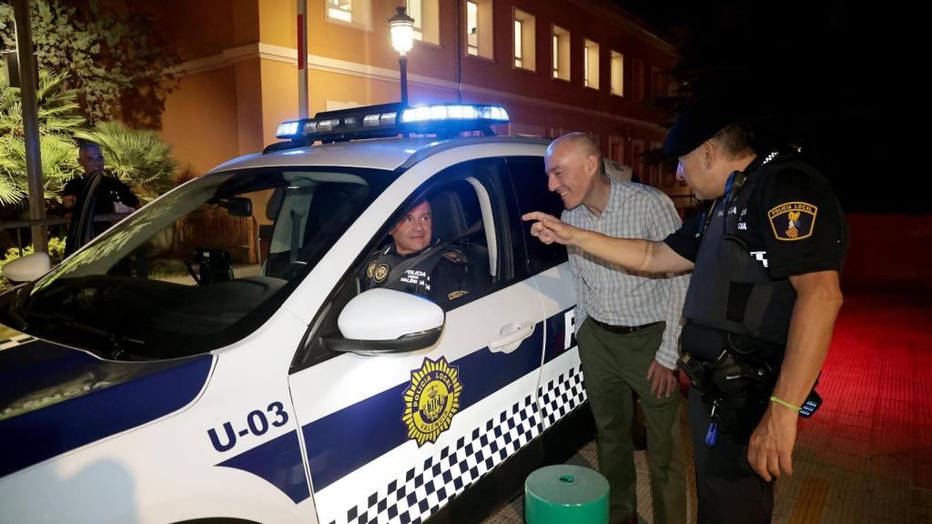 El concejal Carbonell y agentes de la Policía Local de Valencia. EE