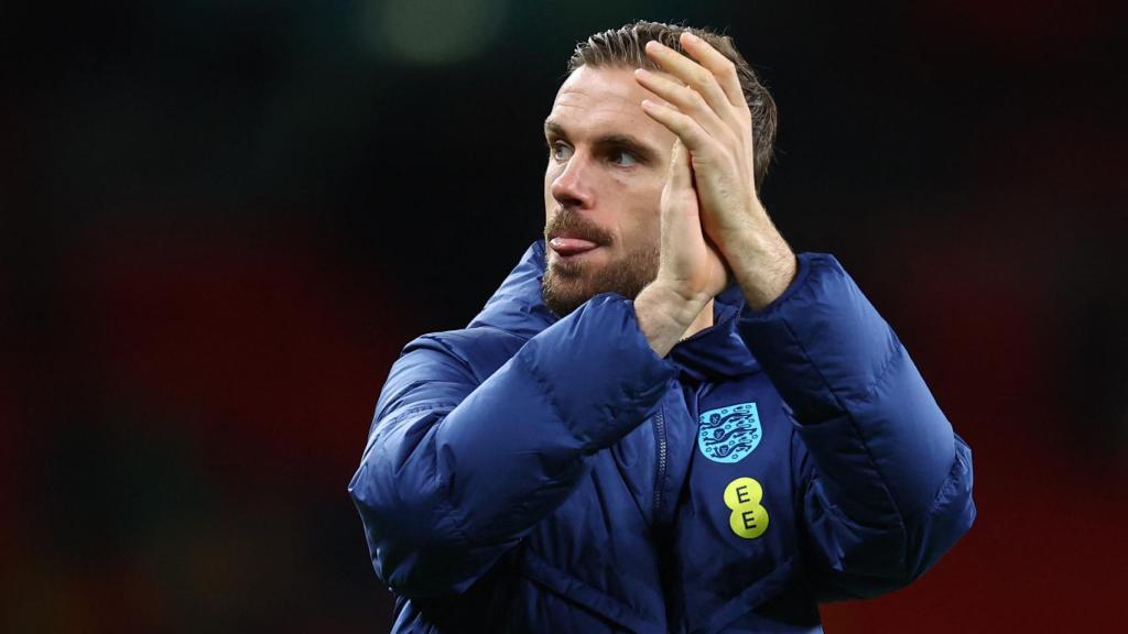 Jordan Henderson aplaude a la afición tras el encuentro