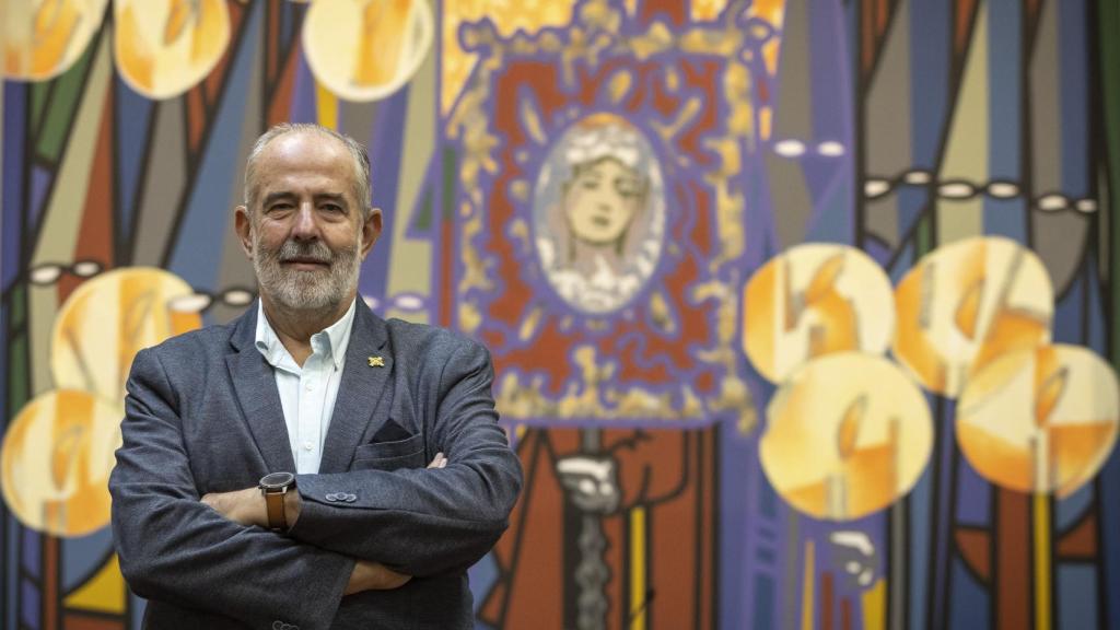 El presidente de la Agrupación de Cofradías, en la sala de juntas,