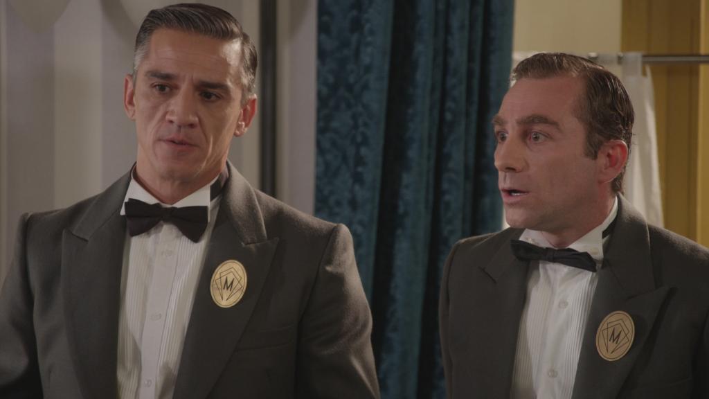 Los camareros de 'La Moderna' en el capítulo 16 de la serie española.