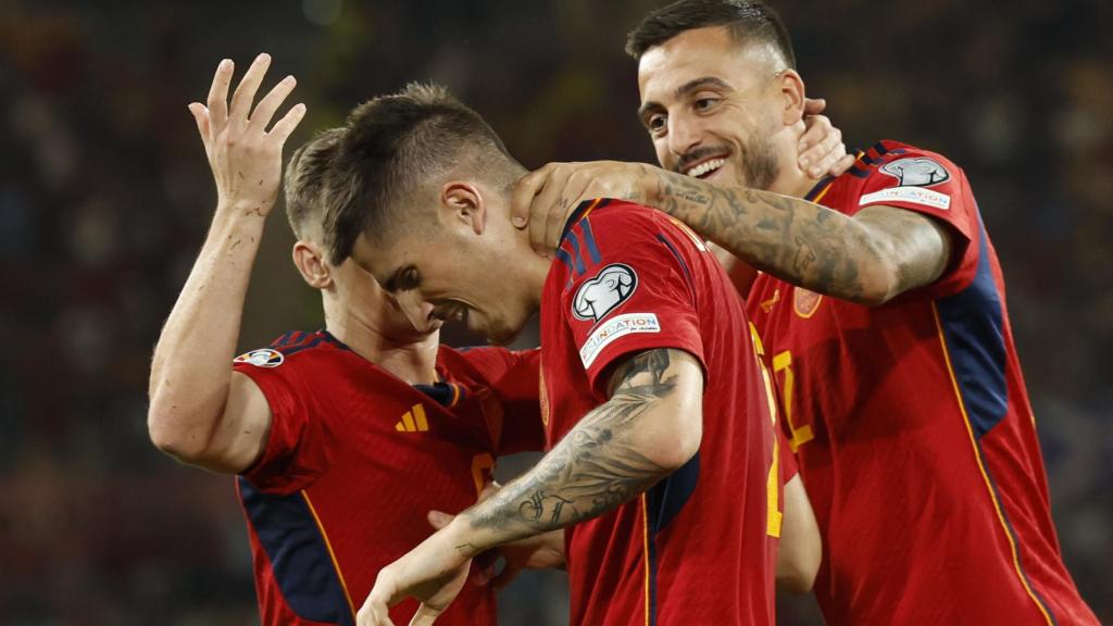 Oihan Sancet es felicitado por sus compañeros tras marcar en el España  - Escocia.