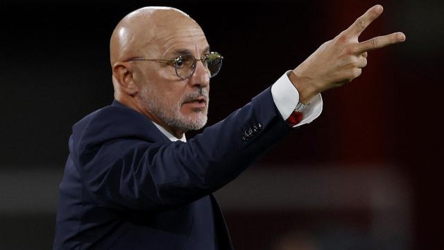 Luis de la Fuente da instrucciones desde el banquillo en el España - Escocia.