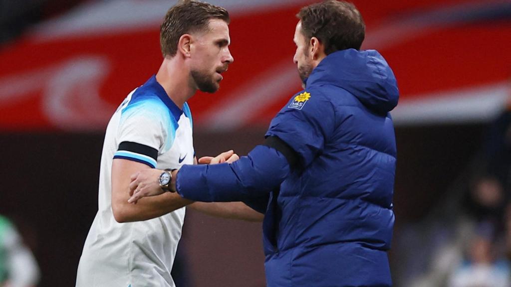Henderson saluda a Southgate tras ser sustituido