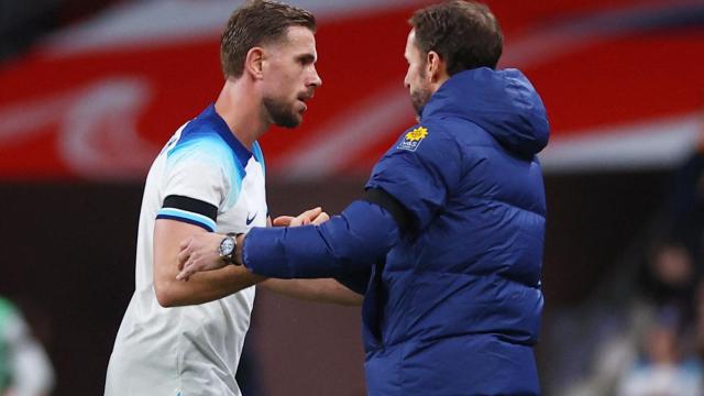 Henderson saluda a Southgate tras ser sustituido