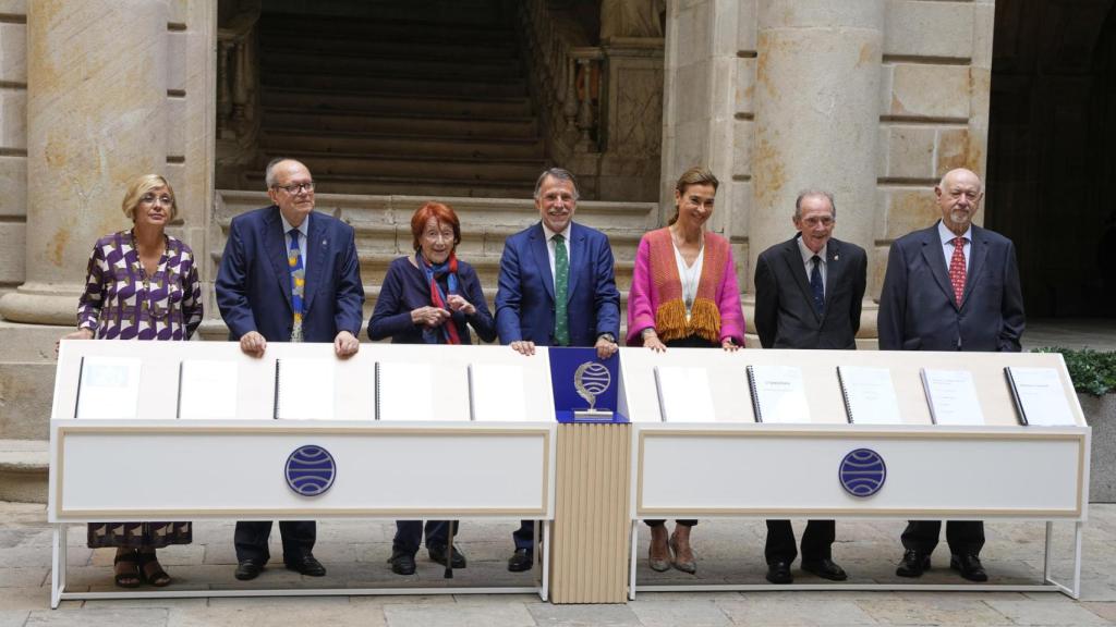 El presidente del Grupo Planeta, José Crehueras (centro), posa este sábado con los miembros del jurado antes de la rueda de prensa en la que se dan a conocer detalles de las diez obras finalistas del LXXII Premio Planeta. Foto: EFE/ Alejandro García.