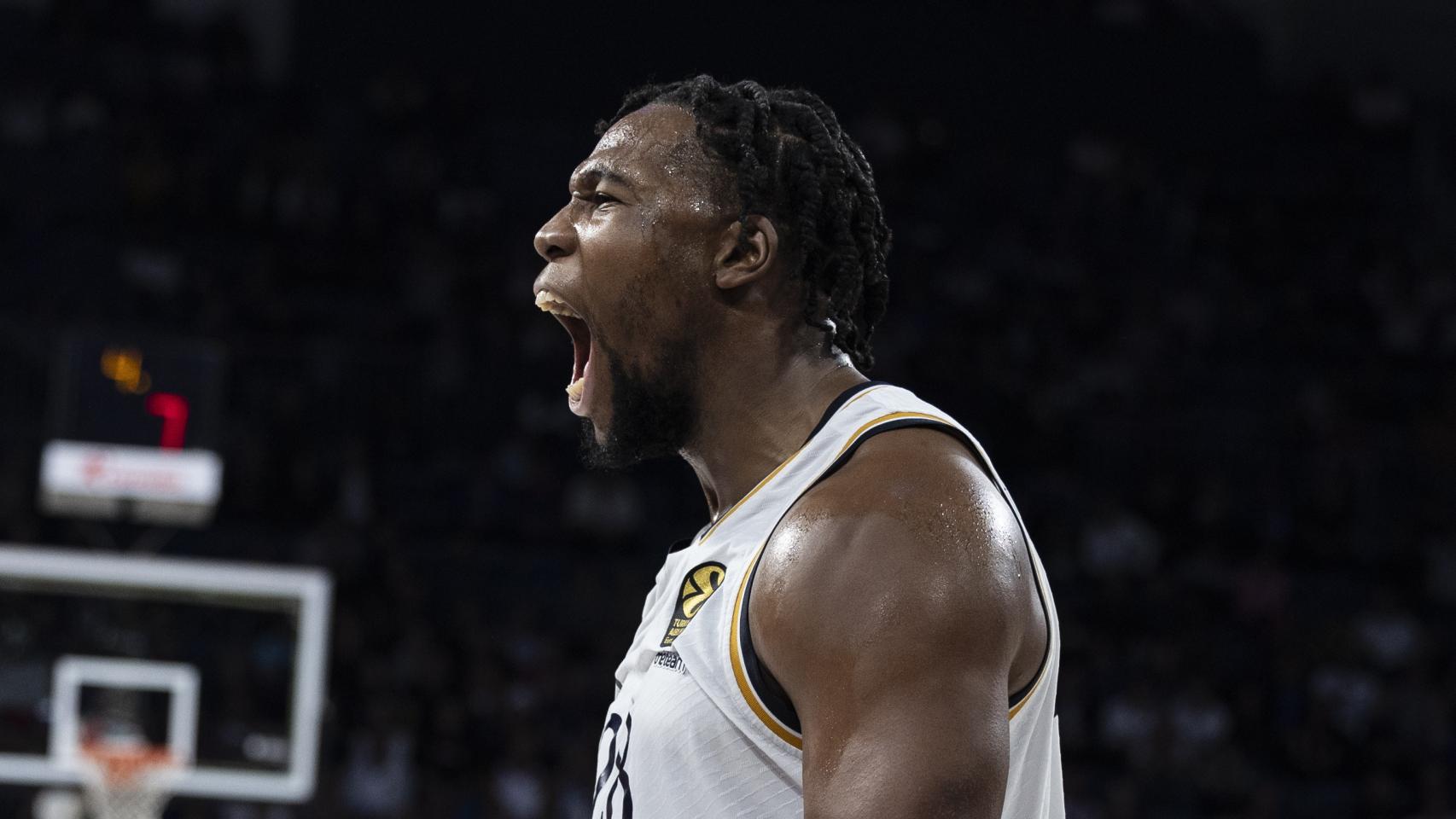 Yabusele celebra una canasta frente al Anadolu Efes.