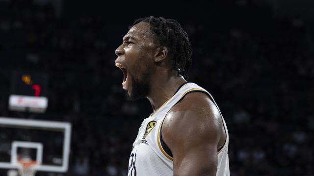 Yabusele celebra una canasta frente al Anadolu Efes.
