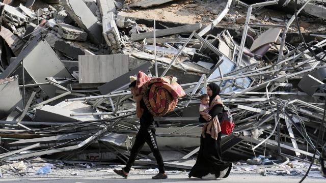 Habitantes de la ciudad de Gaza huyen hacia el sur con unas pocas pertenencias