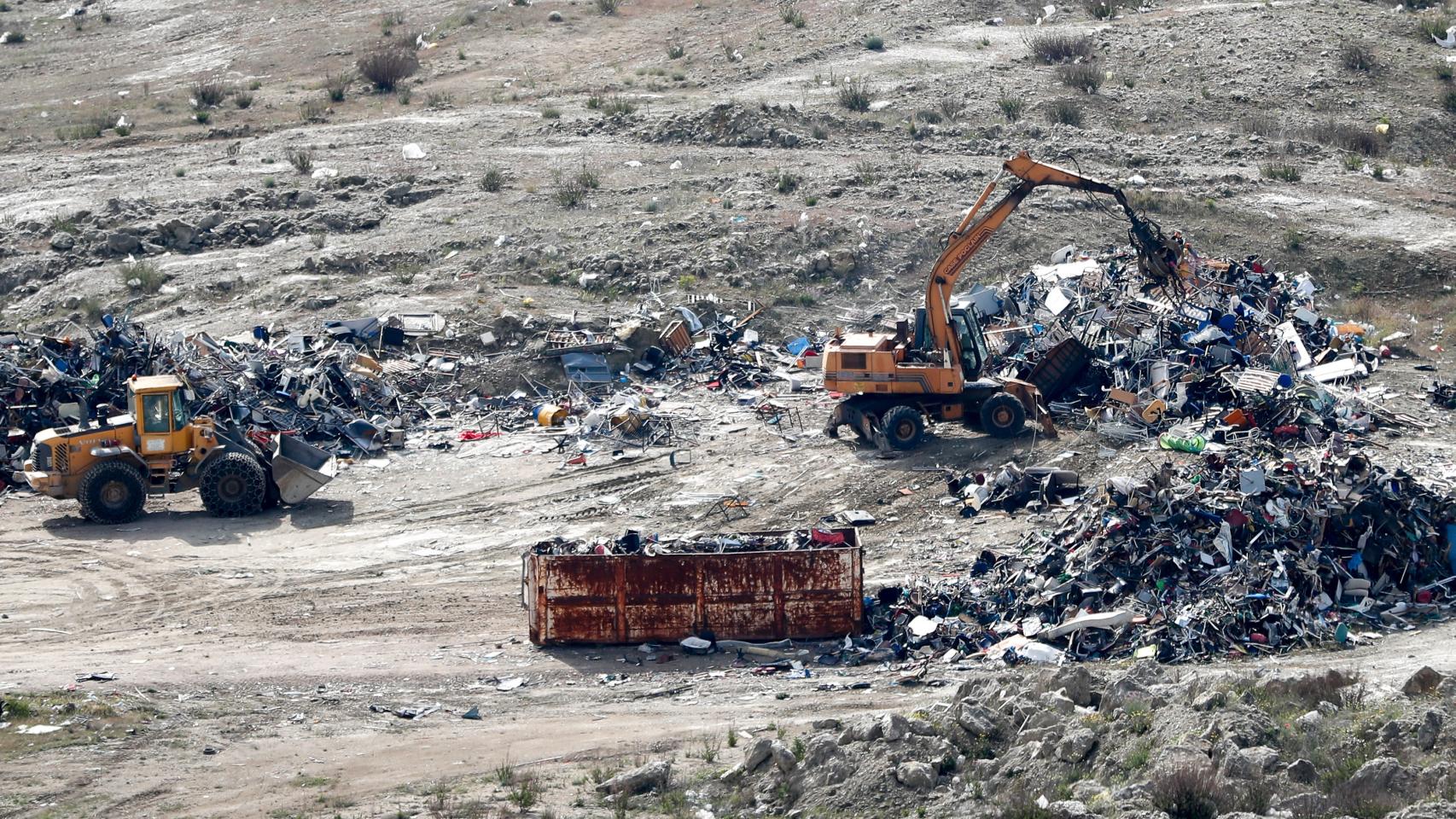 Una grua mueve una montaña de residuos en el exterior del Parque Tecnológico de Valdemingómez en 2019.