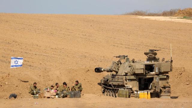 Soldados israelíes en la frontera con Gaza a la espera de órdenes.