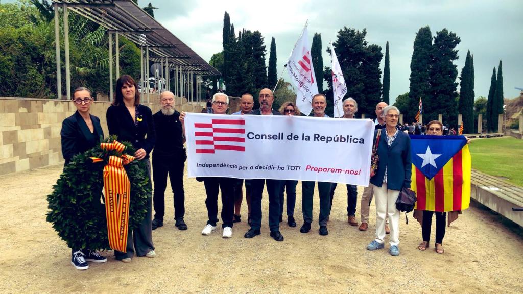 Representantes del Consell de la Republica en la ofrenda floral a Companys