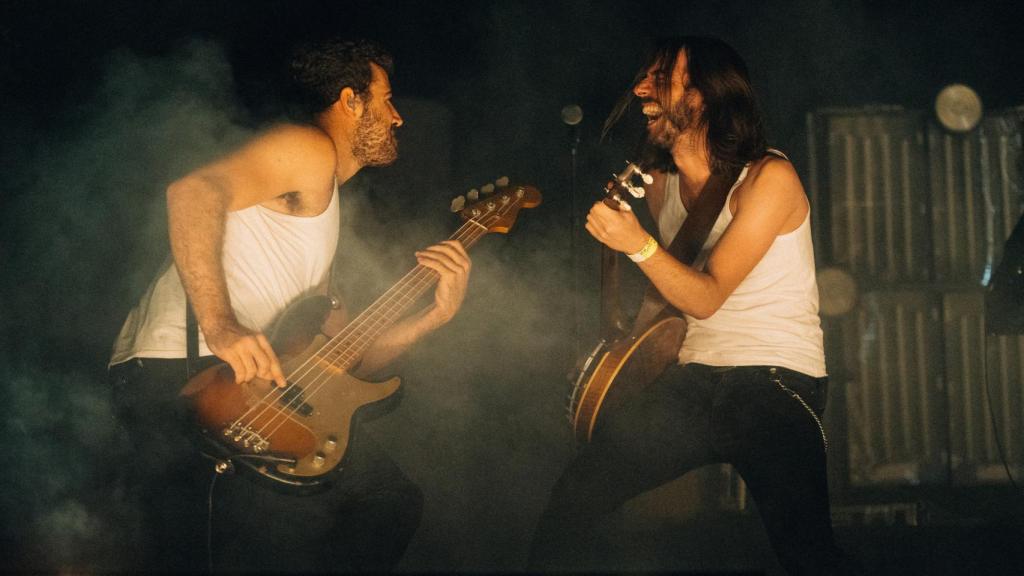 Dos de los integrantes de La Moda en el concierto en Benalfest.