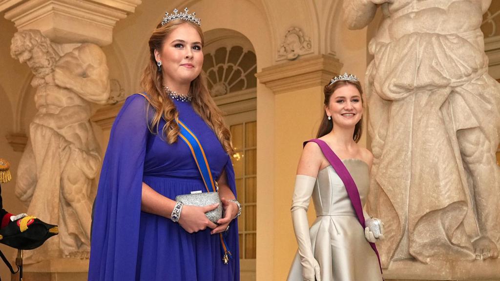 La princesa Catalina Amalia de Orange, de Países Bajos, y la princesa Elizabeth de Bélgica en la fiesta de Christian de Dinamarca.