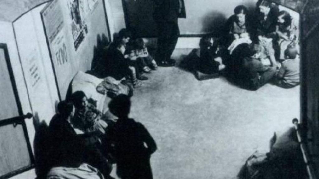 Refugiados en el Metro durante la Guerra Civil.