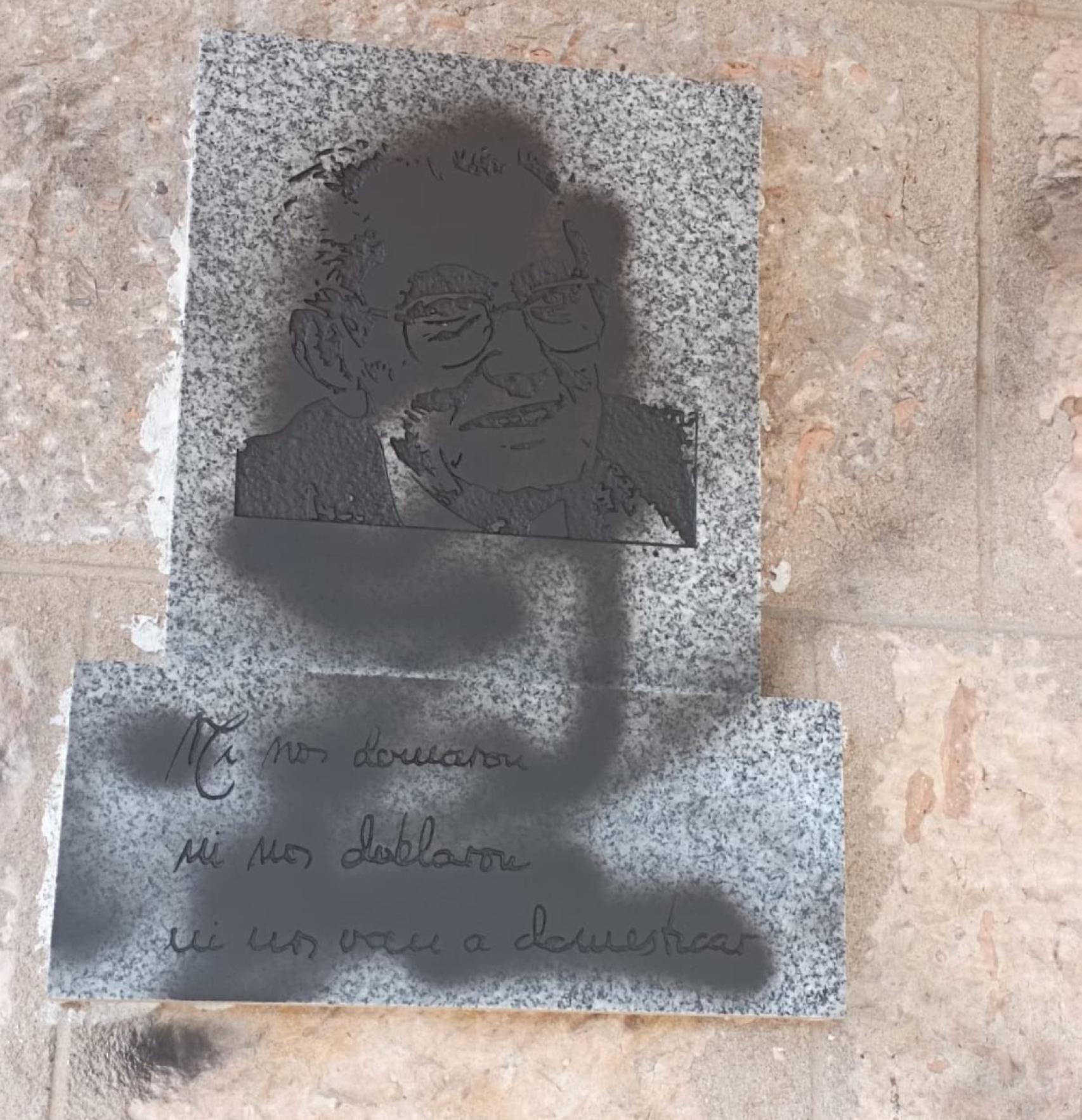 Pintadas en la placa conmemorativa de Marcelino Camacho