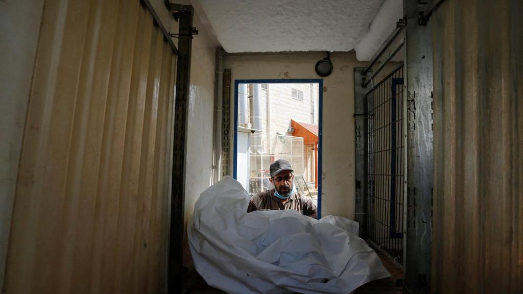 Los cuerpos de los palestinos se mantienen en hielo mientras las morgues de los hospitales se llenan en medio del actual conflicto palestino-israelí.