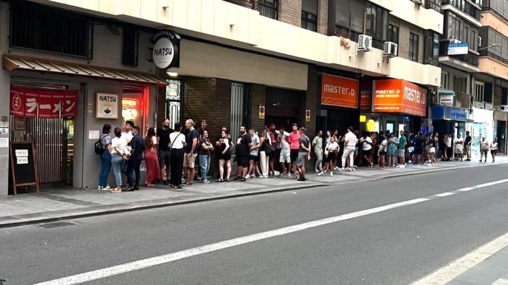 Personas haciendo cola para comer en el Natsu Ramen de Alicante.