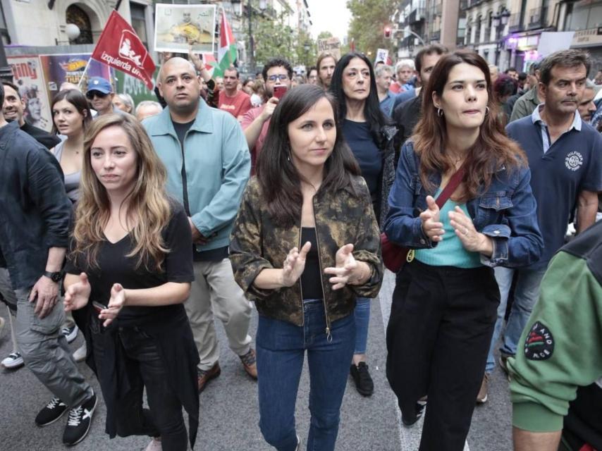 La secretaria general de Podemos, Ione Belarra, junto con Isa Serra en una manifestación en contra de Israel.