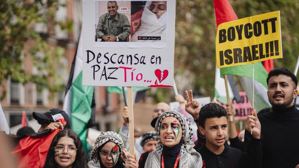 Pancartas contra Israel y en recuerdo de un familiar fallecido