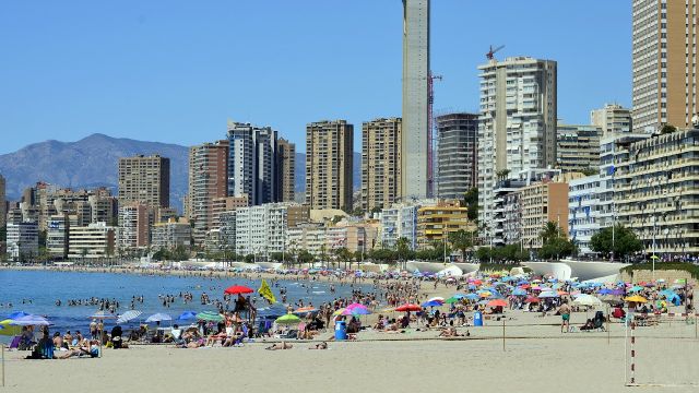 Las playas de Benidorm como en verano en pleno otoño.